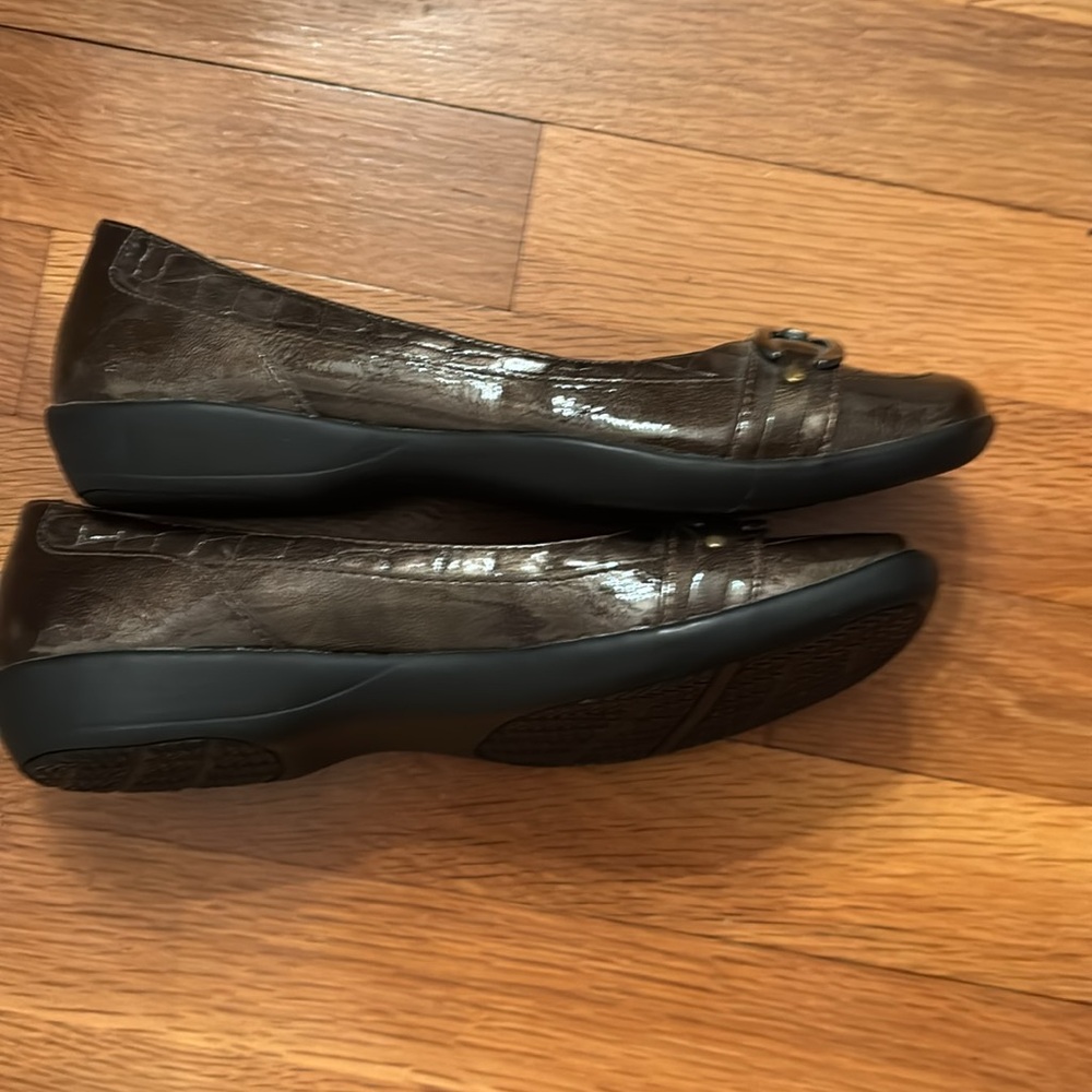Karen Scott slip on ballet flats in chocolate with buckle size 7 - Picture 8 of 10